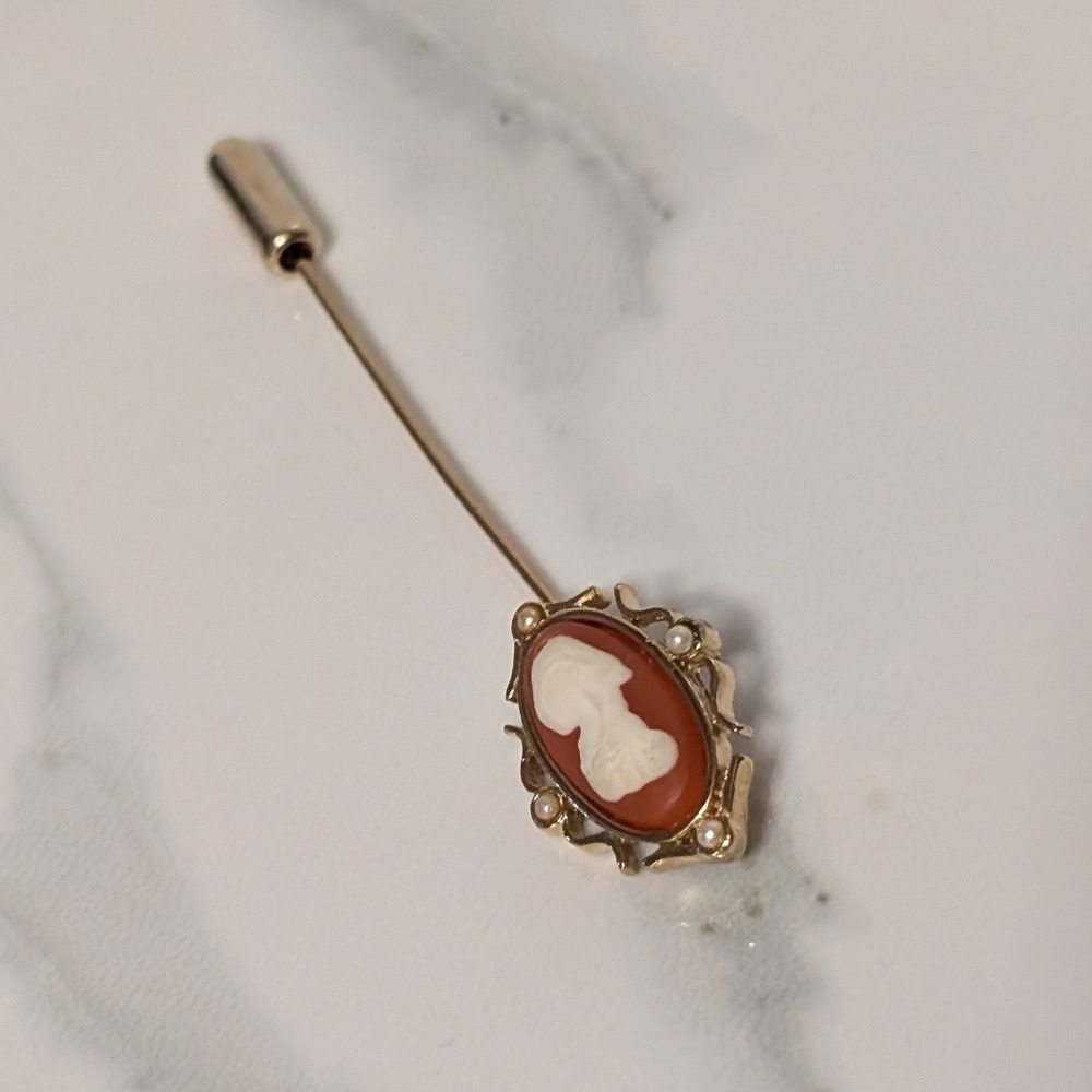 Vintage 1978 Avon Fashion Accents Cameo Stickpin Gold‎ Tone with Box